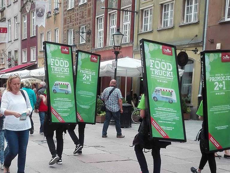 Ambient z WalkBoardami promujący Foodtrucki Wakacyjne w CH Osowa
